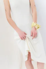 Vestido midi verde oliva de tejido acanalado, con escote en V y silueta al cuerpo con caída fluida.