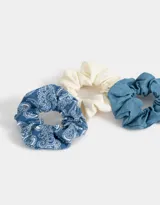 Set de tres gomitas de pelo tipo scrunchie, una color crema, una de denim liso y otra de denim con estampado de cachemir.