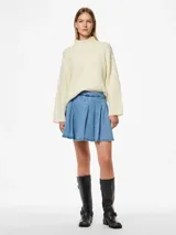 Minifalda de denim celeste con tiro alto y diseño plisado.