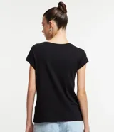 Blusa negra de ribana con cuello redondo y mangas cortas.