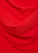 Top sin mangas color rojo, con cuello barco asimétrico y tirante fruncido.