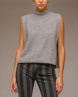 Poncho gris de lanilla con cuello alto.