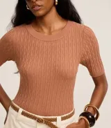 Blusa color ladrillo de punto con textura acanalada, cuello redondo y mangas cortas.