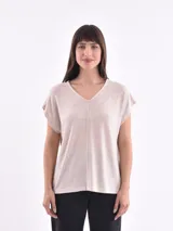 Remera color verde oliva con escote en V y mangas cortas.