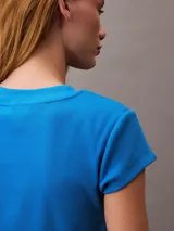 Remera corta azul de algodón con logo de Calvin Klein en rojo.