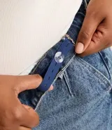 Bermuda de jeans celeste con cintura alta, presillas, bolsillos delanteros y traseros.