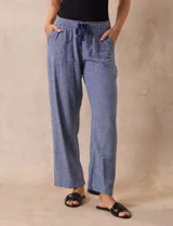 Pantalón de lino estampado marca Dash, con pretina ancha elastizada con lazo de ajuste, bolsillos inclinados delanteros y traseros.