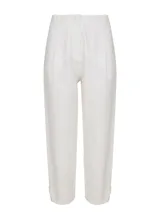 Pantalón blanco de vestir, de tiro alto y corte recto.