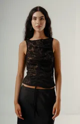 Top negro de encaje con escote cuadrado y tirantes anchos. Presenta un fruncido central ajustable mediante cordón.