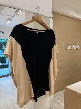 Remera beige con laterales negros, corte holgado y cuello redondo.