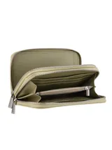 Monedero rojo de simil cuero con doble cierre metálico y logo Terrano en el frente.