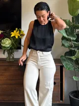 Musculosa negra de satén con cuello redondo y sisas amplias.
