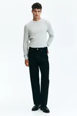 Remera de manga larga gris claro en tejido waffle de mezcla de algodón.