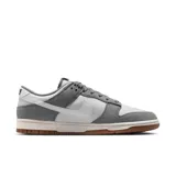 Championes Nike Dunk Bajo Retro SE, color gris y blanco, con detalles en marrón en la suela.