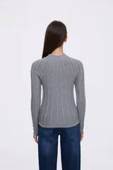 Polera gris de viscosa con cuello alto y diseño de canalé vertical.