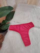 Bombacha vedetina de algodón color rojo con elástico fino en cintura y piernas.