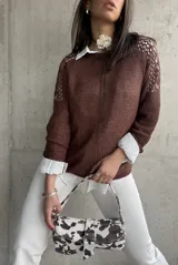 Sweater color chocolate de hilo calado en los hombros y mangas.