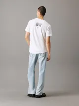 Remera blanca de algodón con cuello redondo, corte regular, mangas cortas y logo de Calvin Klein bordado en el pecho.