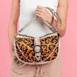 Riñonera y morral en cuero vacuno con estampado de leopardo, correa ajustable y forro de tela de calidad.