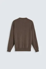 Jersey de hombre regular fit, color negro, tejido en hilatura de lana cashmere. Cuello redondo y manga larga con terminaciones en rib.