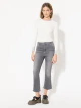 Jeans de corte flare en color gris, con tiro medio y largo por encima del tobillo, confeccionados con tejidos suaves.