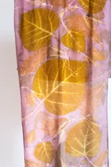 Pañuelo rectangular de seda natural color rosa con estampado de hojas de catalpa en tonos ocre.