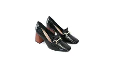 Mocasines negros de charol texturizado con punta cuadrada, detalle de hebilla dorada y tacón geométrico de madera.