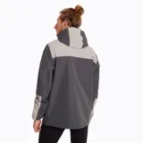 Chaqueta hardshell de diseño moderno con capucha, en tonos gris y negro, impermeable y resistente.