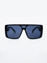 Lentes de sol negros con marco cuadrado y lentes oscuros.