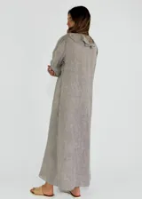 Vestido largo color gris, de lino, con escote en V con volados y lazos.