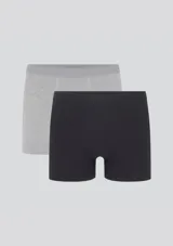 Pack de dos calzoncillos bóxer largos, uno gris y otro negro, confeccionados en algodón y elastano, con elástico personalizado en la cintura.