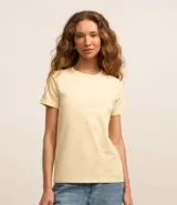 Remera celeste de media malla con cuello redondo y mangas cortas dobladas.