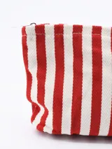 Necesser de tela a rayas verticales color beige y blanco.