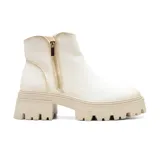 Botas cortas color crema con cierre lateral dorado y suela track.