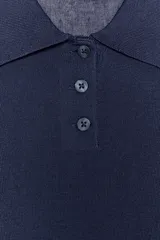 Polo de punto liso color azul marino, con cuello polo, manga larga y botones frontales.