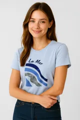 Remera amarilla de algodón con estampado abstracto marrón con efecto foil, corte al cuerpo y cuello redondo.