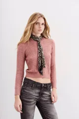 Sweater rosa de tejido calado con lentejuelas, corte ajustado y mangas largas.