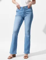 Jean elastizado celeste, de tiro medio y pierna recta.