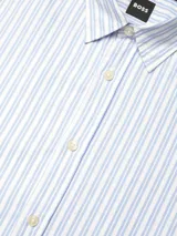 Camisa celeste y blanca a rayas verticales, de algodón, manga larga y corte slim fit.