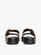 Sandalias marrones de cuero con doble tira y hebillas metálicas plateadas con el logo de Tommy Hilfiger.