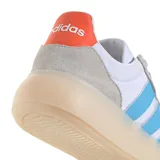 Championes Adidas Barreda Decode de caña baja, color blanco con detalles en celeste, gris y naranja.