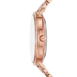 Reloj Michael Kors modelo Pyper, con caja y pulsera de acero inoxidable color oro rosa, esfera blanca con patrón de logos MK en relieve y borde con incrustaciones de strass. Resistente al agua hasta 50 metros.