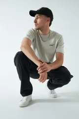 Remera negra de algodón con estampado pequeño en el pecho.