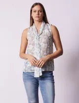 Blusa sin mangas de tul bordado con flores, escote en V y lazo.