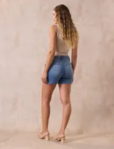 Short de jean azul elastizado, marca One Five One. Pretina con pasadores, botón y cierre. Delantera con bolsillos inclinados. Trasera con bolsillos simulados.