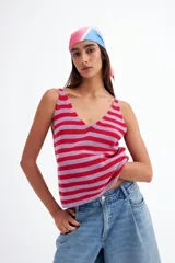 Musculosa tejida de punto con rayas horizontales rojas y lilas, escote en V y breteles anchos.