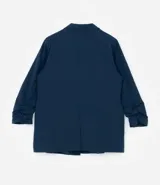 Blazer marrón de crepé de viscosa, corte alargado, sin cierre y mangas fruncidas.