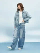 Pantalón de jean celeste, corte wide leg, con bolsillos cargo laterales y cintura alta.