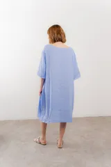 Vestido celeste de lino, corte holgado y largo midi, con escote redondo y mangas 3/4.
