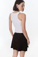 Musculosa blanca de morley con cuello redondo y logo bordado en el pecho.